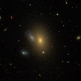 NGC 5222-2 (links boven NGC 5222)