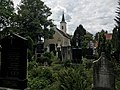 Blick auf Gräberfeld und Friedhofkapelle