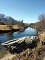 Inn, im Hintergrund die Kirche von Sils Baselgia