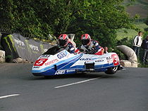 Klaffenböck/Sayle springen over Ballaugh Bridge tijdens de training in 2010