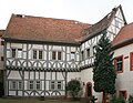 Ansicht der Rentschreiberei in der Kernburg. Das Fachwerk ist kunsthistorisch bedeutsam, das Gebäude zählt zu den ältesten erhaltenen Fachwerkgebäuden im Odenwald.