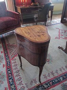 Men's dressing table en coeur by Charles Topino (about 1773)