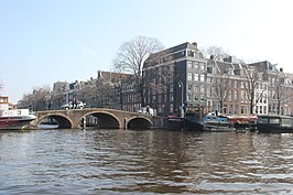 Dirk van Nimwegenbrug (maart 2016) met hoekgebouw Amstel 53/Nieuwe Keizersgracht 2