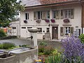 Brunnen und Wohnhaus an der Dorfstrasse in Wäldi