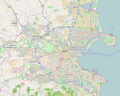 Mapa konturowa Dublina, w centrum znajduje się punkt z opisem „Four Courts”