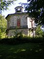 Hellhaus im Alten Tiergarten, königlicher Jagdpavillon bzw. Belvedere auf ummauertem Podest mit Rampen und strahlenförmige Schneisenanlage (Jagdstern), die ursprünglich zur Parforcejagd diente (Einzeldenkmal der Sachgesamtheit 09301072)