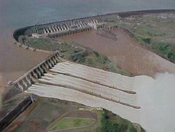 Az Itaipu-gát, a világ legnagyobb energiatermelő és második legnagyobb beépített kapacitású vízerőműve.