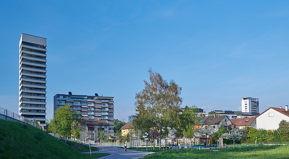 Blick von der Schweizer Grenze: links das Wohnhochhaus Weitblick, rechts das Hochhaus „Hotel Bijou“