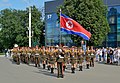 Kuzey Kore bandosu askeri geçit sırasında Kuzey Kore bayrağı taşıyor