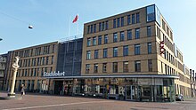 Oranje-Vrijstaatplein 1,2 met links De vrijheid van de gedachte van Krop (maart 2019)