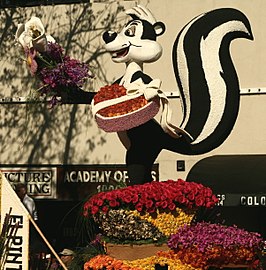 Beeld Pepe le Pew tijdens rozenparade 2010.