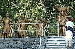 Lourdes, Plattform oberhalb der Heiligen Stiege; Zustand nach 1983
