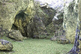 Im Zentrum des Felsentheaters, links neben der Treppe gelangt man in den Rest der Höhle