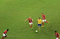 Szene aus dem Vorrundenspiel 2016 gegen Dänemark: Renato Augusto im Duell mit vier Dänen