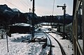 Einfahrt nach Bayerisch Gmain im Februar 1980. Nur ein Teil der Bahnsteige befand sich in der Ebene, so dass die bergwärts fahrenden Züge in der Steigung anfahren mussten. Heute ist der Bahnhof zum eingleisigen Haltepunkt zurückgebaut.