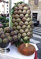 Mazzo di carciofi romaneschi del Lazio all'esterno di un ristorante, nel ghetto di Roma.