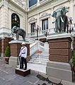 Statue eines Weißen Elefanten und Palastwache am Chakri Maha Prasat