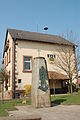 Kira beschnüffelt das Kriegerdenkmal in Hermersberg