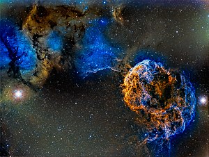 Links μ Geminorum, in der Mitte der Supernovaüberrest IC 443, rechts η Geminorum