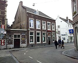 Locatie van de Lenculenpoort. In het café bevindt zich een muurfragment van de poort