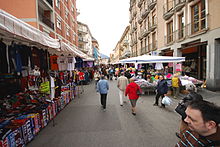 Marktstände in der Via Vittorio Veneto