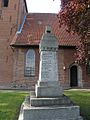 Gefallenendenkmal vor Kirche