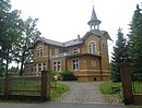 Villa mit straßenseitiger Einfriedung