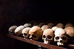 Schädel von Opfern des Völkermordes in der Gedenkstätte von Nyamata (2007)
