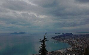 Nördlicher Teil mit der Stadt Vlora, im Hintergrund die Insel Sazan