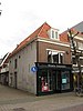 Verenigingsgebouw en winkel, deel van zalencentrum, diep huis van twee bouwlagen met achterkamer