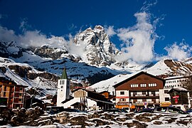 Pfarrkirche Regina della Valle mit dem Matterhorn im Hintergrund