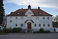 Schule, heute Sitz der Gemeindeverwaltung mit Toilettengebäude im Hof