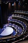 Amphitheatralisch gestalteter Saal der Kleinkunstbühne Krist & Münch – Table Magic Theater, München