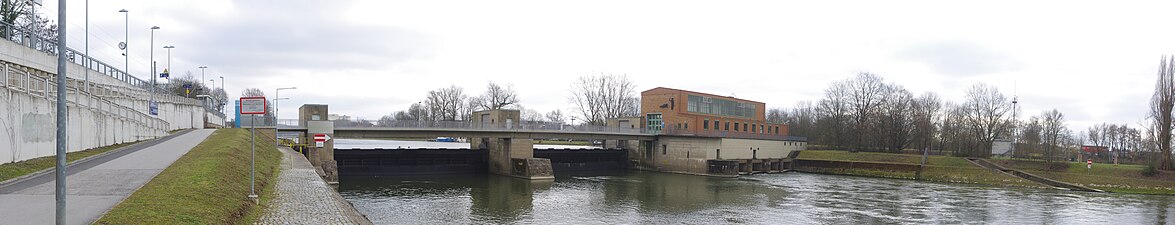 Laufwasserkraftwerk (Mitte) und Staustufe Schweinfurt mit Unterwasser