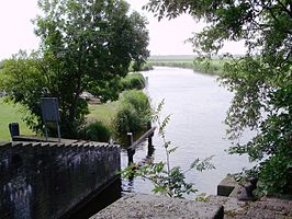 De Bij of Tusschenlinde bij de oude sluis in Schoterzijl