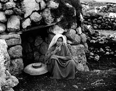 Filistin'in Kudüs kentindeki bir tabun ve yanındaki Filistinli kadının 1898 ila 1914 yılları arasında çekilmiş fotoğrafı. (Üreten:Kudüs'teki Amerikan Kolonisi Fotoğraf Departmanı)