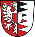 Gemeinde Lamerdingen Gespalten von Rot und Silber mit von Rot und Silber gespaltenem Herzschild, vorne ein halber silberner Adler am Spalt, hinten aus der Spaltung wachsend oben drei schwarze und unten drei rote Spitzen.