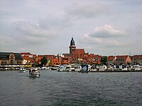 Kerk, gezien vanuit de jachthaven