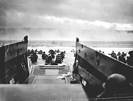 Amerikaanse soldaten van de USS Samuel Chase verlaten de landingsboot op Omaha Beach op 6 juni 1944