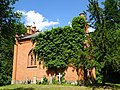 Kapelle mit 2 Eingangsobelisken und Granitkreuz