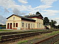 Blick von Osten auf das Empfangsgebäude des Bahnhofs Zgorzelec