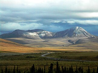 Der Dempster Highway in den Richardson Mountains