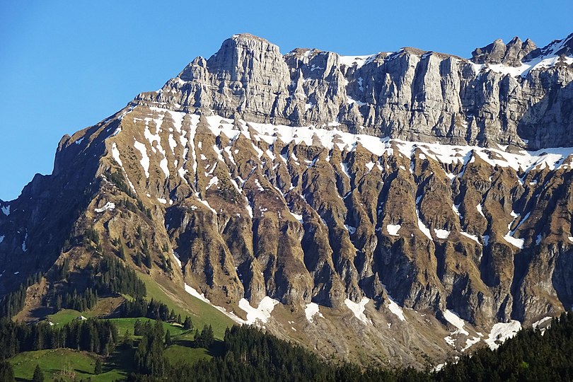 Hohgantmassiv, östliches Ende mit dem Hauptgipfel Furggengütsch (Mitte links) und den Drei Bären (rechts)