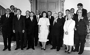 De ministers van het kabinet-Van Agt II en in het midden koningin Beatrix na de beëdiging op Huis ten Bosch op 11 september 1981