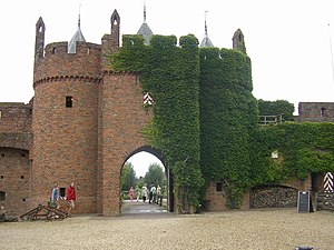 Het poortgebouw vanuit het voorhof