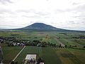 Arayat aus Richtung NNW: Entfernung rund 8 km, Flughöhe über Grund rund 120 m