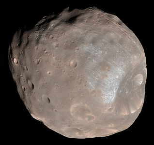 Phobos, Mars'ın iki uydusundan biri. Güneş Sistemi'ndeki tüm diğer uydular içinde gezegenine en yakın konumlanmış uydudur. Mars yüzeyindeki bir gözlemci için günde yaklaşık iki kez doğup batar.(Üreten:NASA/JPL-Caltech/University of Arizona (Edit: commons:User:Diego pmc))