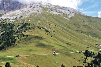 Passhöhe links und Südrampe von Westen gesehen