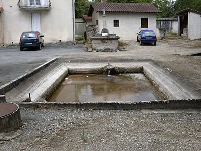 Waschbecken im Ortskern von Saint-Martial-de-Valette