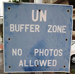 Bordje Bufferzone bij het oude centrum van Pyla